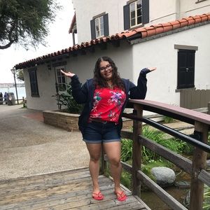 Meet your Posher, Larissa